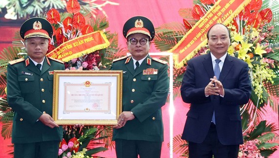 Prime Minister Nguyen Xuan Phuc, on behalf of the Party and State, presents the General Department of Defence Intelligence under the Ministry of National Defence, with a first-class Fatherland Protection Order on October 23. (Photo: VNA)