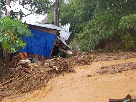 Torrential rains trigger severe landslides in Nam Tra My district, central Quang Nam province. (Photo: VGP)