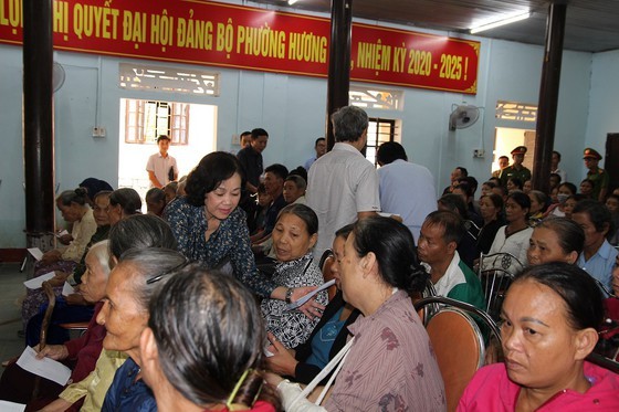 Secretary of  Party Central Committee and head of the Committee's Mass Mobilization Commission Truong Thi Mai gives presents to flood-hit residents in Thua Thien-Hue Province (Photo: SGGP)