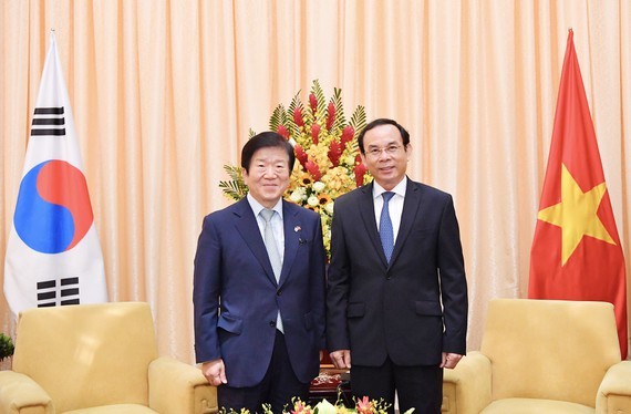 Secretary of the Party Central Committee, Secretary of Ho Chi Minh City Party Committee Nguyen Van Nen (R) and Speaker of the National Assembly of the Republic of Korea (RoK) Park Byeong-Seug (Photo:Viet Dung)