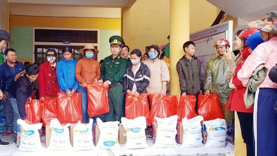 Sai Gon Giai Phong (SGGP) Newspaper in cooperation with the Nham Border Guard Post and Hong Van Border Gate Border Post under the Thua Thien-Hue Provincial Border Guard Command hands over six tons of rice to flood-hit people 