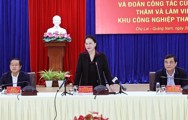 Chairwoman of the National Assembly Nguyen Thi Kim Ngan (standing) speaks at a working session with Quang Nam authorities (Photo: VNA)