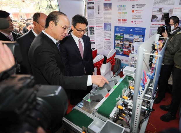 Deputy Prime Minister Vu Duc Dam and delegates visit a display of students' startup ideas on the sidelines of the 2020 National Startup Day for Students on December 22 (Photo: VNA)