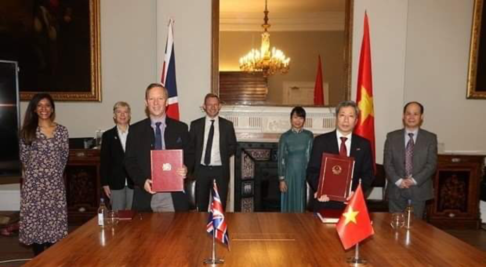 Vietnamese Ambassador to the UK Tran Ngoc An (R) and UK Ambassador Gareth Edward Ward sign the Vietnam-UK Free Trade Agreement (Photo: VNA)