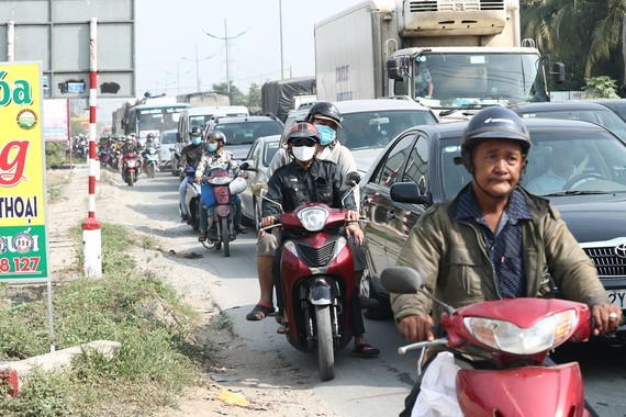 Severe traffic congestion still occurs in National Highway No.1 although one way of the My Thuan- Trung Luong expressway was allowed operation.