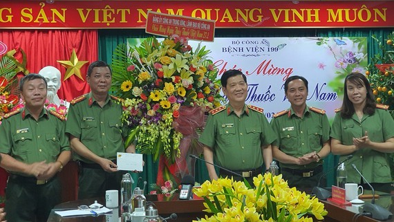 Senior Lieutenant General Nguyen Van Son, Deputy Minister of Public Security visits and congratulates medical staff of Hospital 199 on the occasion of the 66th anniversary of Vietnamese Doctors’ Day. 