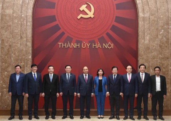 PM Nguyen Xuan Phuc in a photo with officials attending the working session (Photo: VNA)