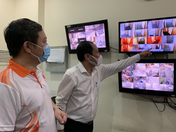 Vice Chairman of Ho Chi Minh City People's Committee Mr. Duong Anh Duc witnessed the strict supervision of paid quarantine facilities for the quarantined people.