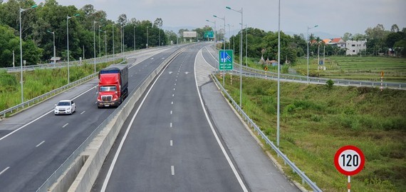 Maximum speed limit on Da Nang- Quang Ngai expressway up to 120 km per hour 