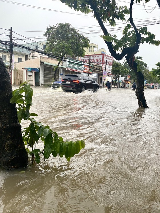 Downstream parts of mekong delta experience largest tidal wave this