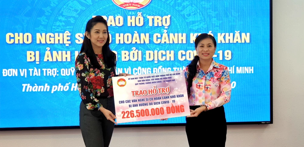 Bà Phan Kiều Thanh Hương, Phó Chủ tịch UBMTTQVN-TPHCM trao bảng tiền tượng trưng cho NSƯT Thanh Thúy, Phó Giám đốc Sở VH-TT TPHCM