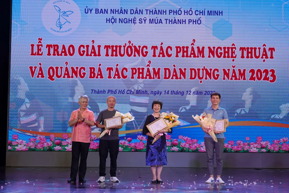 Ông Lê Nguyên Hiều, Chủ tịch Hội Nghệ sĩ Múa TPHCM trao 3 giải A cho các tác phẩm múa xuất sắc năm 2023. Ảnh: THÚY BÌNH