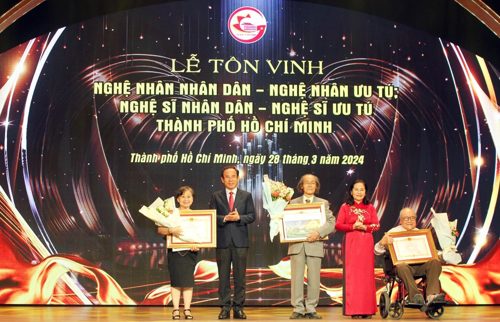 Bí thư Thành ủy TPHCM Nguyễn Văn Nên và Chủ tịch HĐND TPHCM Nguyễn Thị Lệ trao bằng chứng nhận cho các NSND. Ảnh: DŨNG PHƯƠNG