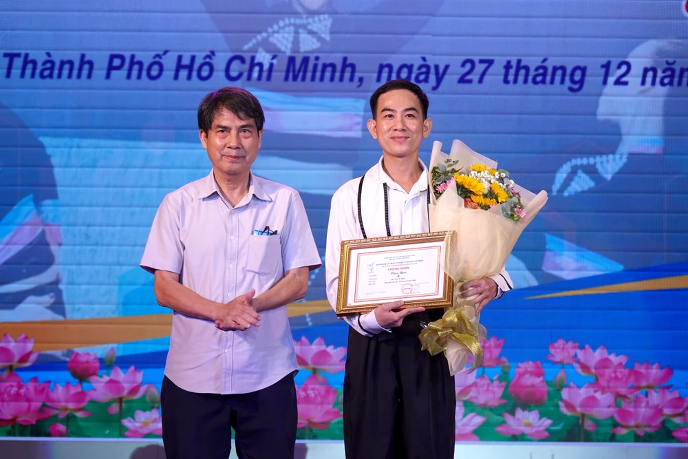 Chủ tịch Liên hiệp các Hội VHNT TPHCM Nguyễn Trường Lưu trao giải A cho tác giả - biên đạo Hà Thanh Hậu. Ảnh: THÚY BÌNH