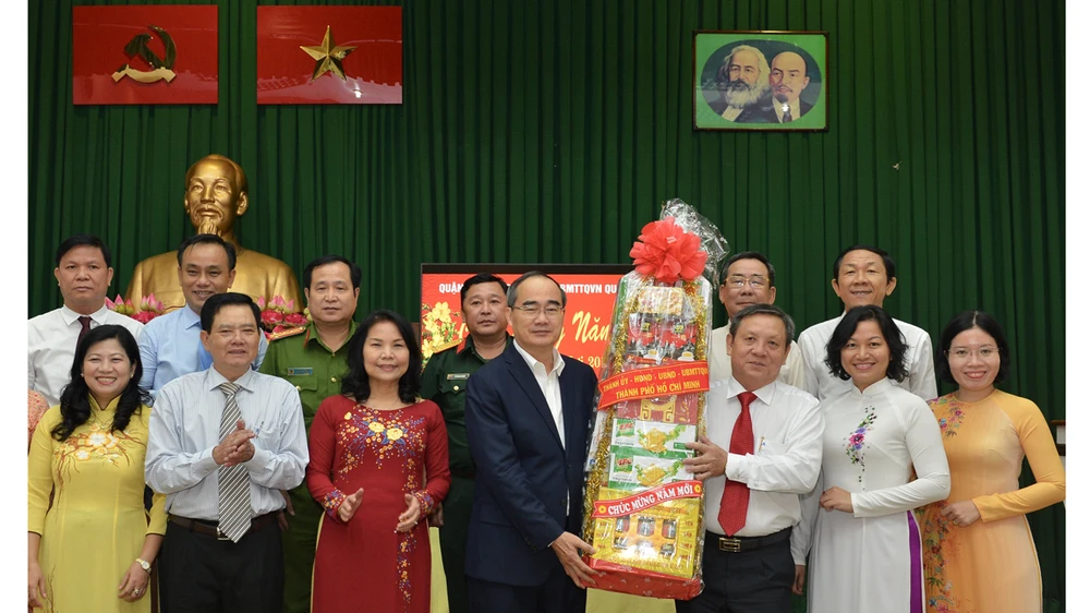 Bí thư Thành ủy TPHCM Nguyễn Thiện Nhân chúc tết Quận ủy Phú Nhuận. Ảnh: VIỆT DŨNG