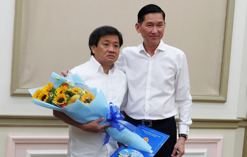 Phó Chủ tịch UBND TPHCM Trần Vĩnh Tuyến trao quyết định nhiệm vụ mới cho ông Đoàn Ngọc Hải vào sáng 4-6-2019