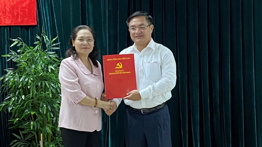 Phó Bí thư Thành ủy, Chủ tịch HĐND TPHCM Nguyễn Thị Lệ trao quyết định cho đồng chí Trần Trọng Tuấn