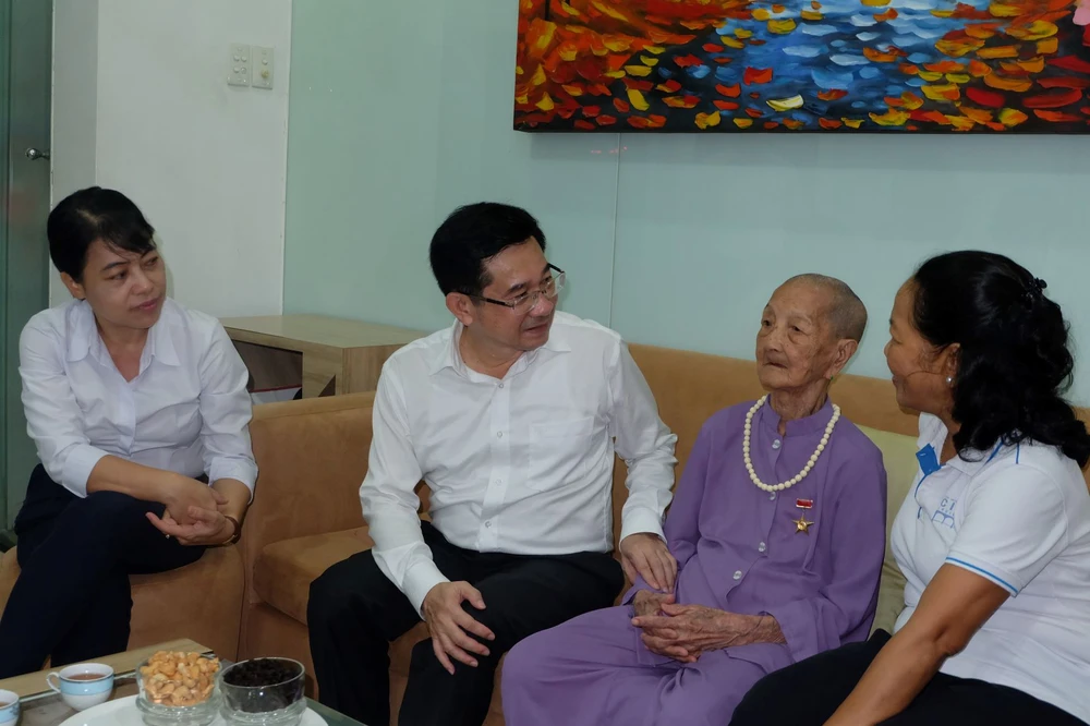 Chủ nhiệm Ủy ban Kiểm tra Thành ủy TPHCM Dương Ngọc Hải thay mặt lãnh đạo TPHCM thăm, tặng quà Mẹ Việt Nam Anh hùng Trần Thị Nho