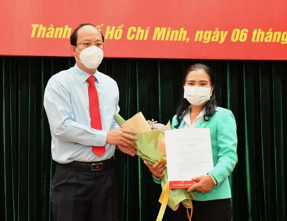 Đồng chí Nguyễn Hồ Hải trao quyết định cho đồng chí Nguyễn Thị Thu Hoài. Ảnh: VIỆT DŨNG