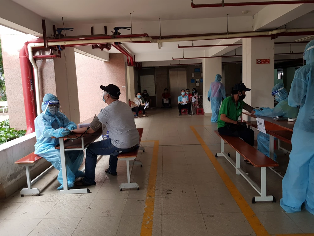 Người dân phường Tân Thuận Tây (quận 7) tiêm vaccine Vero Cell trong sáng ngày 13-8