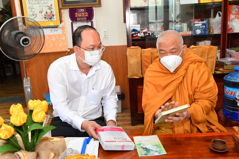 Phó Bí thư Thành ủy TPHCM Nguyễn Hồ Hải thăm Hoà thượng Thích Giác Toàn, Phó Chủ tịch Hội đồng Trị sự Giáo hội Phật giáo Việt Nam. Ảnh: VIỆT DŨNG