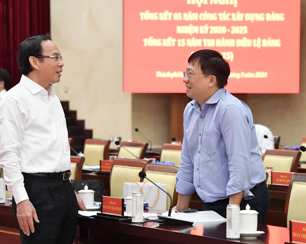 Bí thư Thành ủy TPHCM Nguyễn Văn Nên trao đổi với đại biểu tham dự hội nghị. Ảnh: VIỆT DŨNG