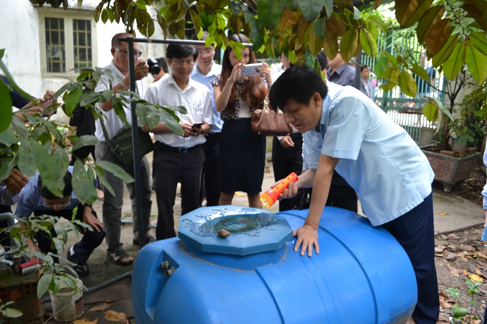 Thứ trưởng Bộ Y tế Nguyễn Thanh Long giám sát tình hình phòng chống sốt xuất huyết tại quận Bình Tân.