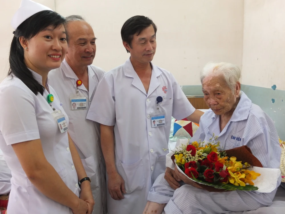 Các bác sĩ chúc mừng Bà mẹ Việt Nam Anh hùng N.T.P xuất viện