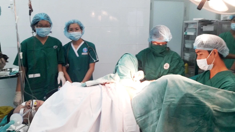Các bác sĩ BV Hùng Vương tiến hành can thiệp cứu sống sản phụ Nguyễn Thọ L.