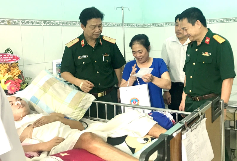 Ban giám đốc Bệnh viện Quân y 175 thăm hỏi, chúc mừng bệnh nhân Lê Văn Hai đã được hồi phục