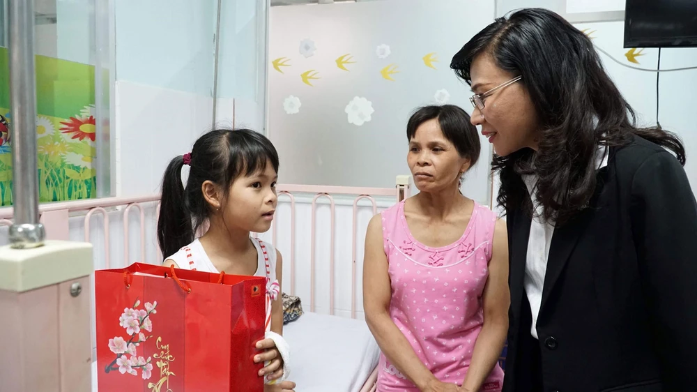 Phó Chủ tịch UBND TPHCM Nguyễn Thị Thu tặng quà cho bệnh nhi
