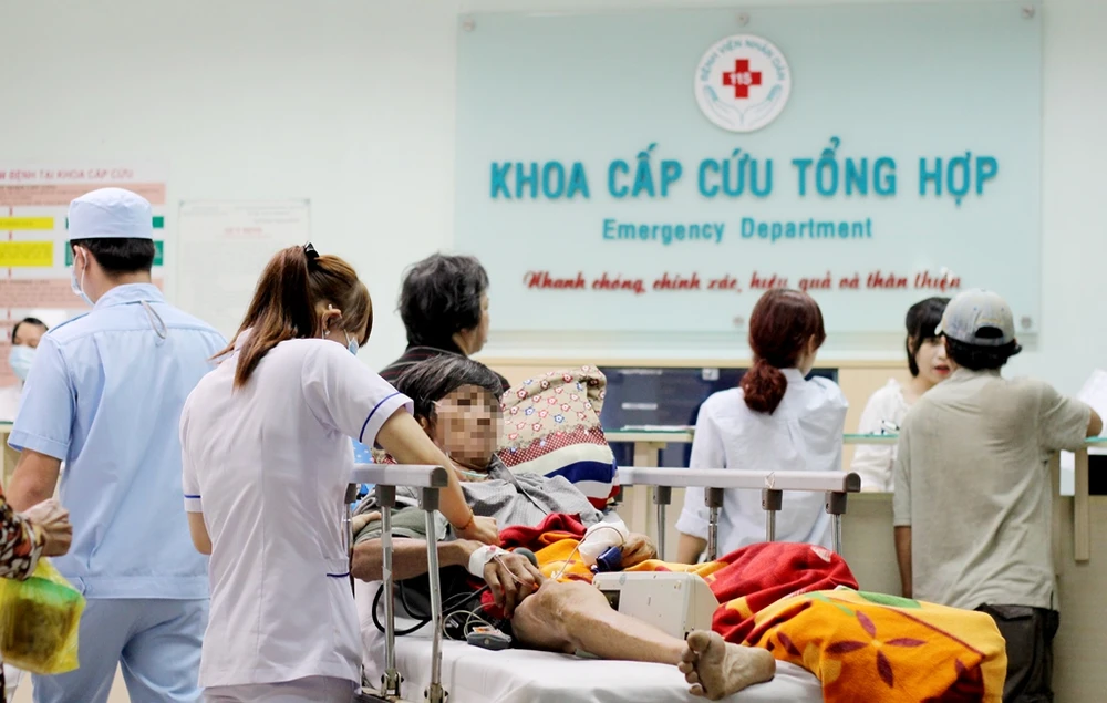 Bệnh nhân nhập viện trong đêm 30 tết tại Khoa Cấp cứu tổng hợp Bệnh viện Nhân dân 115
