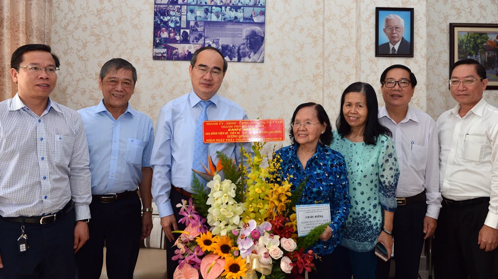 Đồng chí Nguyễn Thiện Nhân thăm gia đình cố Viện sĩ, Tiến sĩ, bác sĩ Dương Quang Trung. ẢNH: VIỆT DŨNG