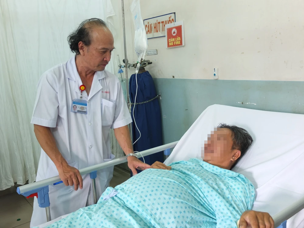 BS.CKII.Lê Hữu Phước đang thăm khám cho bệnh nhân