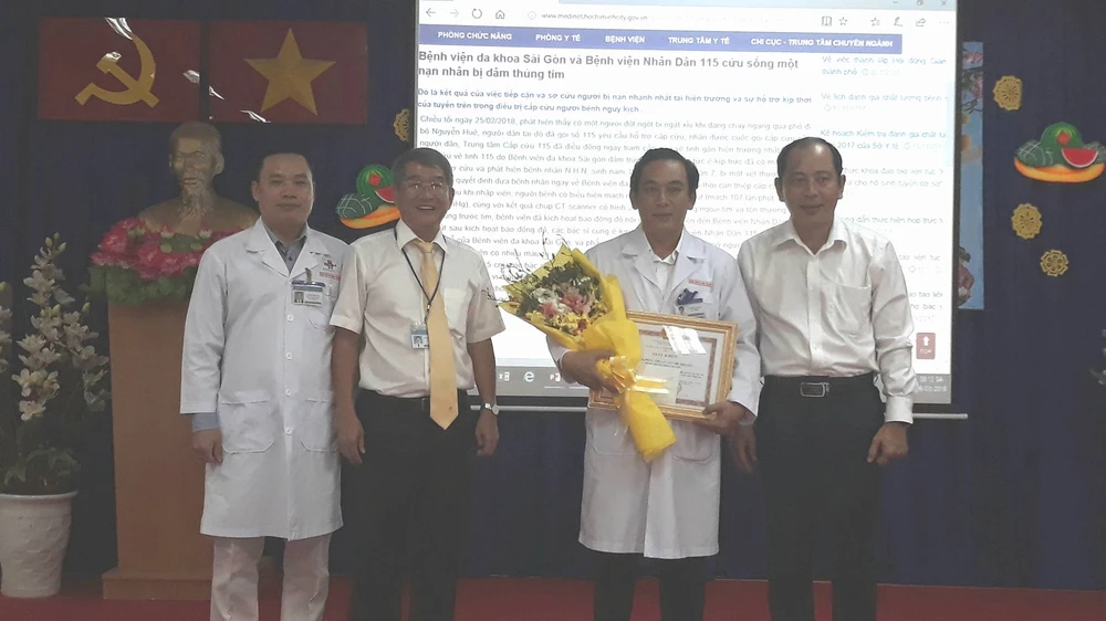 PGS.TS Tăng Chí Thượng (bìa phải) tặng bằng khen cho Bệnh viện Đa khoa Sài Gòn