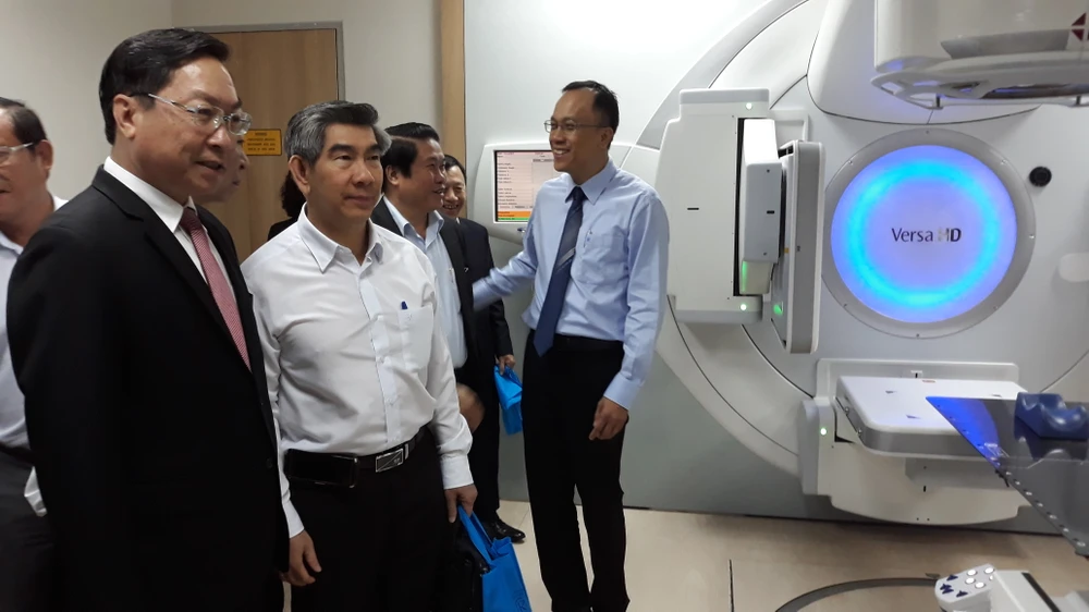 GS.TS Nguyễn Tấn Bỉnh, Giám đốc Sở Y tế TPHCM tham quan hệ thống gia tốc xạ trị - xạ phẫu đa năng lượng VERSA HD