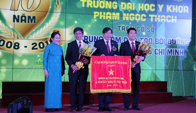 Phó Bí thư Thành ủy TPHCM Võ Thị Dung trao tặng cờ truyền thống cho tập thể nhà trường