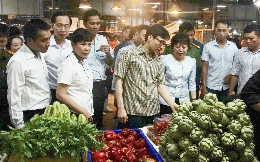 Phó Thủ tướng Vũ Đức Đam kiểm tra sạp rau củ tại chợ Bình Điền Ảnh: Hoàng Hùng