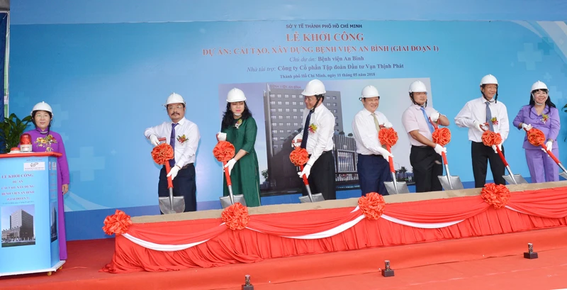 Phó Bí thư Thành ủy TPHCM Võ Thị Dung cùng các đại biểu thực hiện nghi thức khởi công cải tạo, xây dựng Bệnh viện An Bình. Ảnh: Việt Dũng