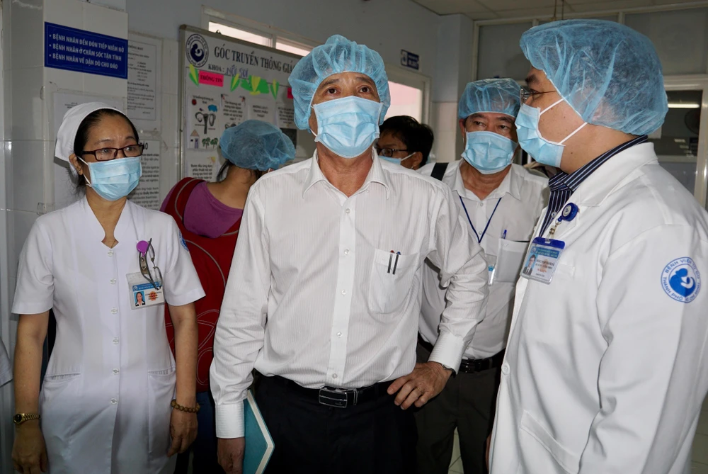  Bác sĩ Nguyễn Hữu Hưng, Phó Giám đốc Sở Y tế TPHCM (giữa) đi kiểm tra công khử khuẩn tại BV Từ Dũ. ẢNh: HOÀNG HÙNG