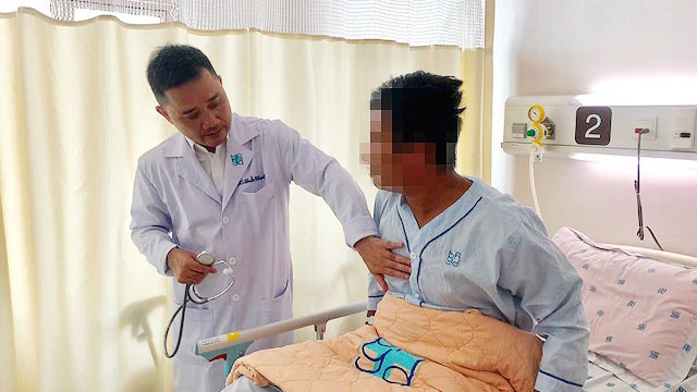 Bác sĩ Trần Thanh Vỹ đang thăm khám cho bệnh nhân
