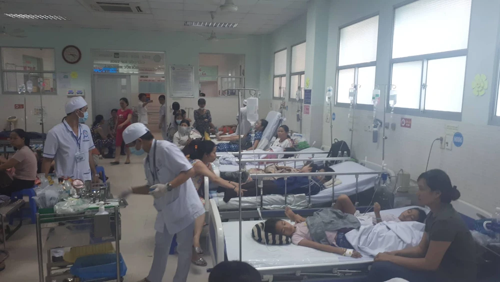 Bệnh nhi bị nghi ngộ độc đang điều trị tại Bệnh viện quận Tân Phú