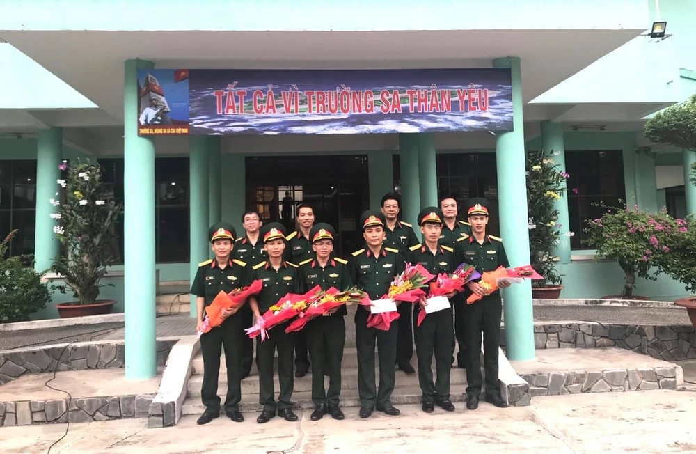 Ban giám đốc Bệnh viện Quân y 175 tặng hoa chúc mừng các chiến sĩ lên đường nhận nhiệm vụ