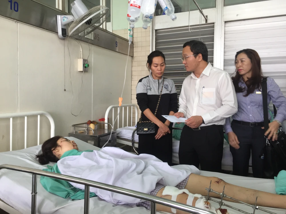 Phó Chủ tịch Ủy ban An toàn giao thông Quốc gia Khuất Việt Hùng đã đến thăm các nạn nhân đang điều trị tại Bệnh viện Chợ Rẫy