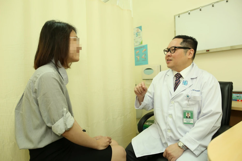 TS BS. Nguyễn Hoàng Đức – Trưởng khoa Tiết niệu BV Đại học Y Dược đang thăm khám cho bệnh nhân