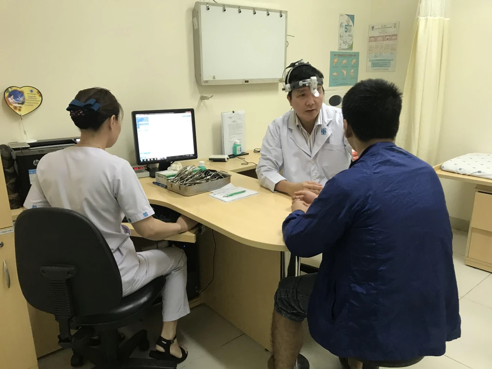 TS.BS Lý Xuân Quang đang khám cho một bệnh nhân