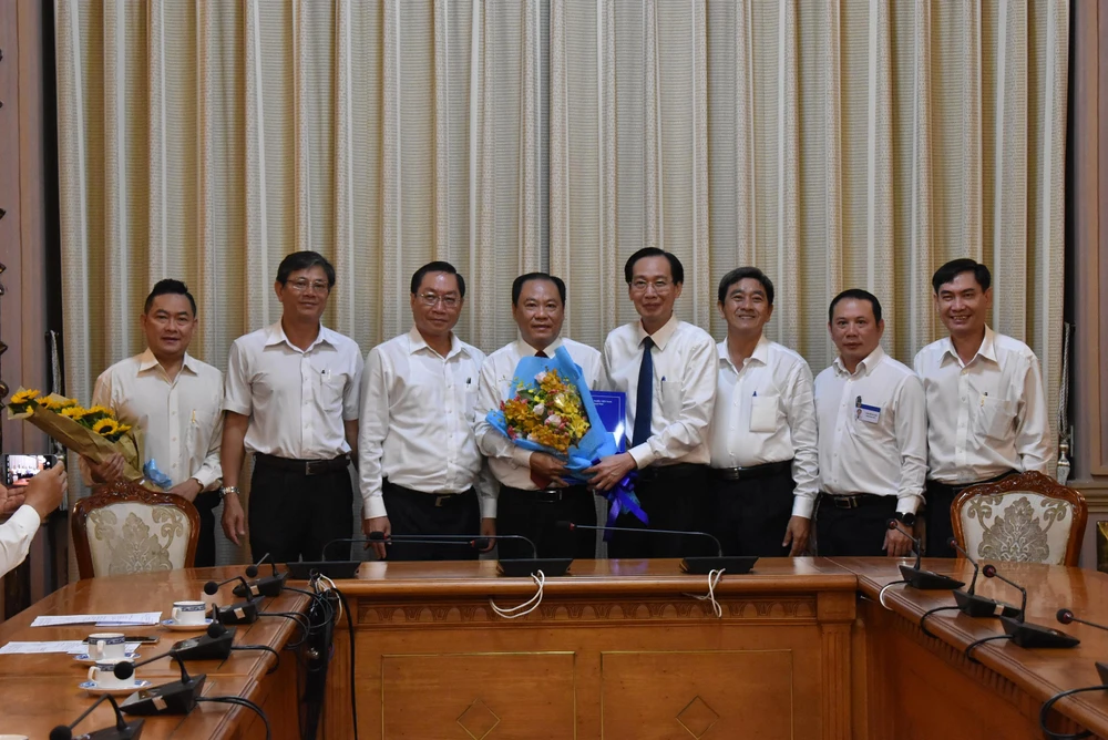 Phó Chủ tịch thường trực UBND TPHCM Lê Thanh Liêm trao quyết định bổ nhiệm Phó Giám đốc Sở Y tế cho bác sĩ Nguyễn Hoài Nam