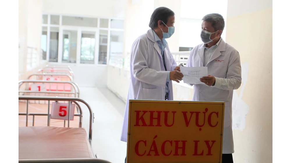 Thứ trưởng Bộ Y tế Nguyễn Trường Sơn (phải) làm việc cùng TS-BS Nguyễn Văn Vĩnh Châu, Giám đốc Bệnh viện Bệnh Nhiệt đới TPHCM (trái). Ảnh: HOÀNG HÙNG