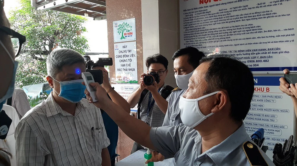 Thứ trưởng Bộ Y tế Nguyễn Trường Sơn được kiểm tra thân nhiệt tại Bệnh viện đa khoa Vạn Hạnh. Ảnh: KIM DUNG