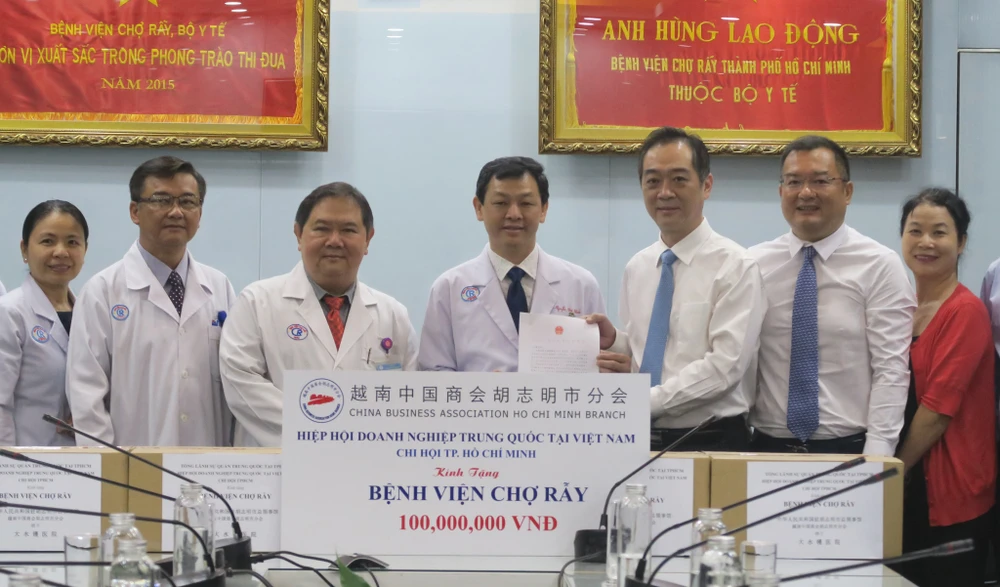 Đại diện Hiệp hội Doanh nghiệp Trung Quốc, chi nhánh TPHCM đã trao tặng Bệnh viện Chợ Rẫy 600 khẩu trang y tế N95 và 100 triệu đồng